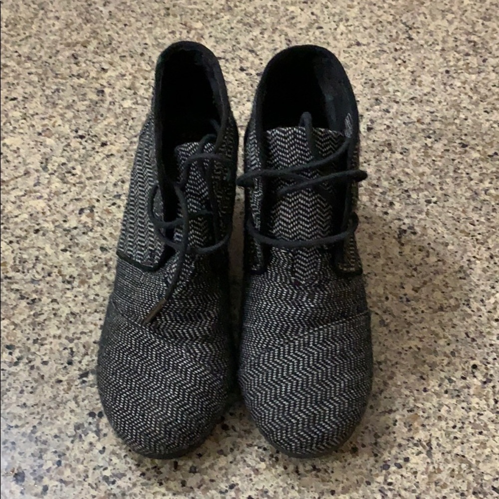 BARELY WORN Toms Wedges